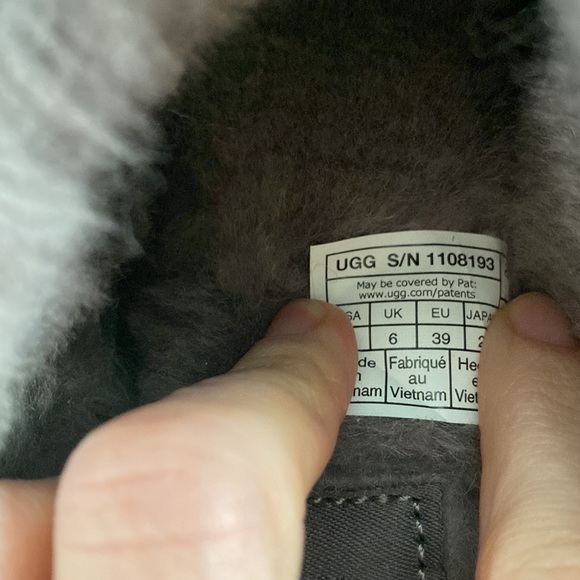 Ugg mini classic slipper in black NIB - Picture 5 of 5